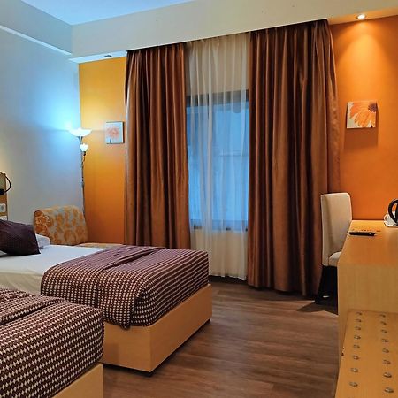 Lux Tychi Hotel Malang Exterior foto