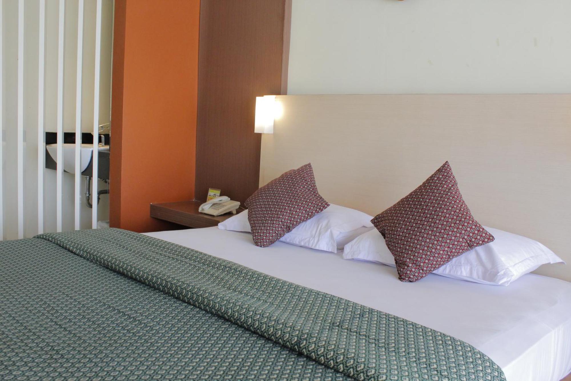 Lux Tychi Hotel Malang Exterior foto