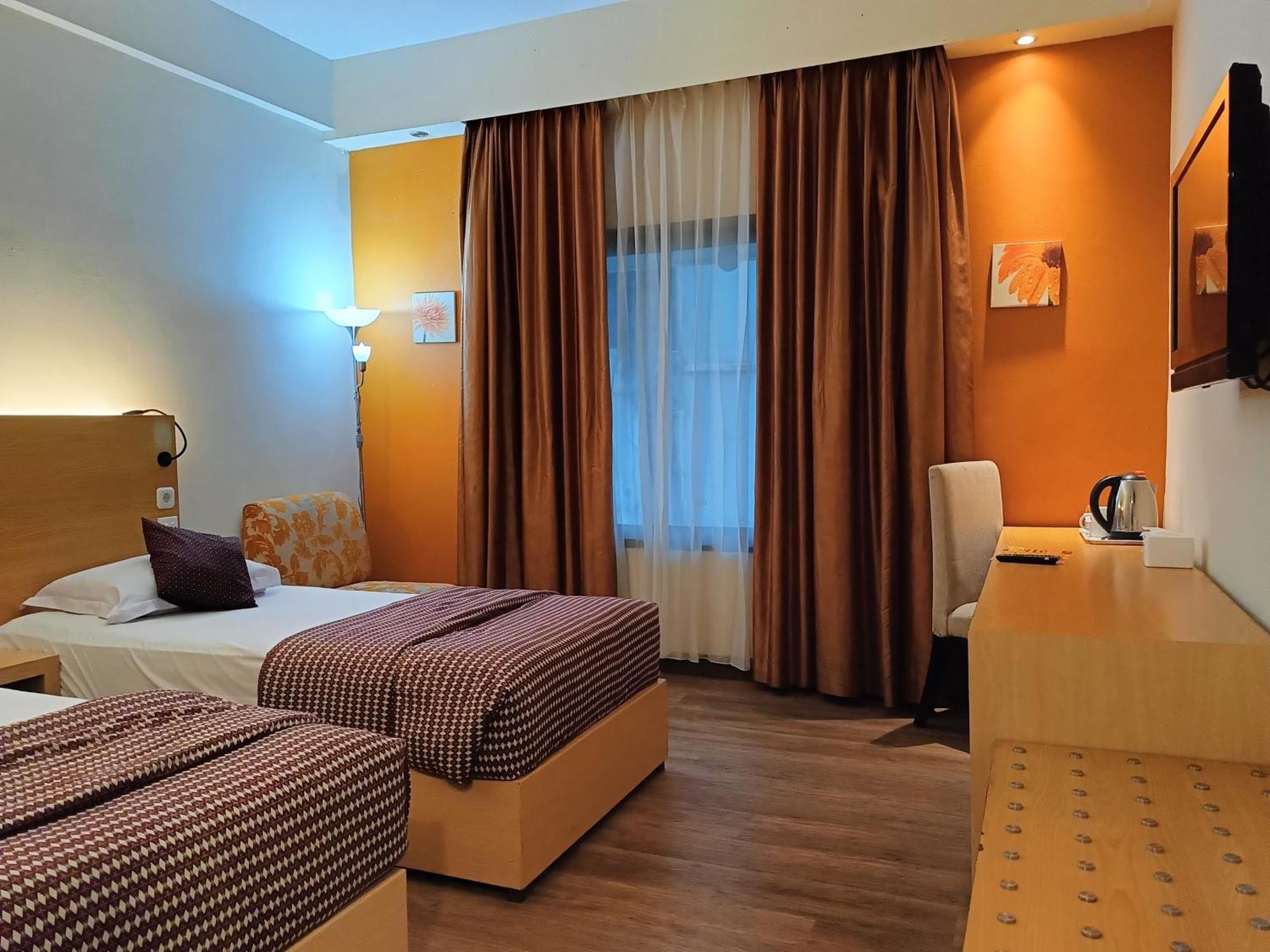 Lux Tychi Hotel Malang Exterior foto