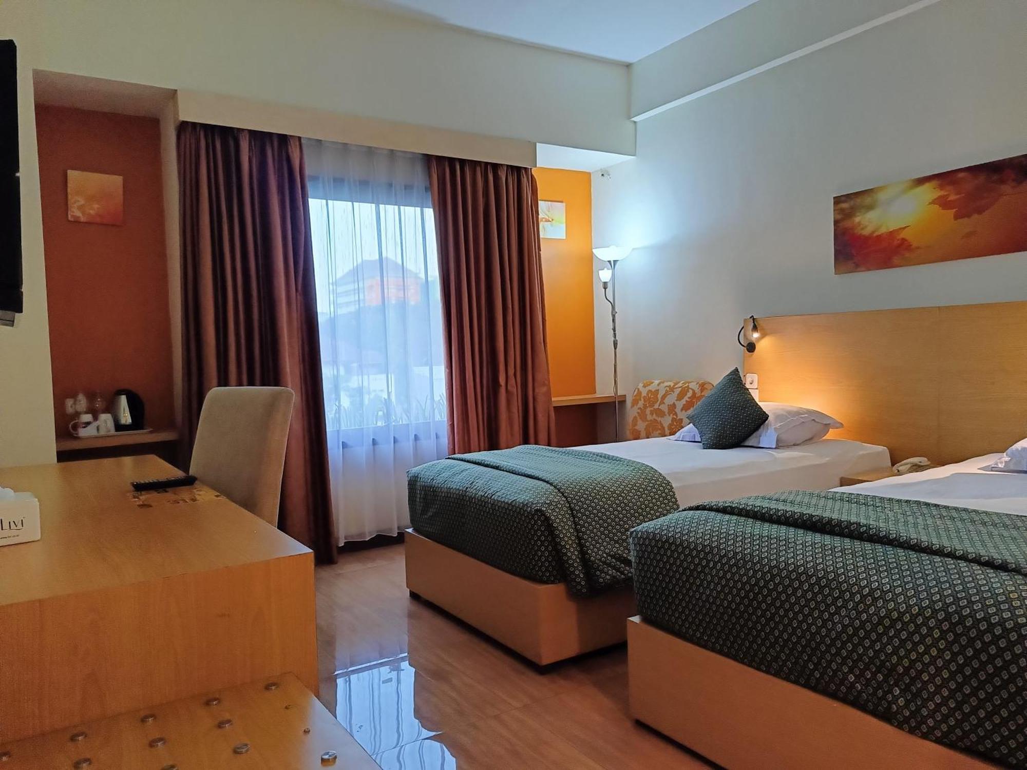 Lux Tychi Hotel Malang Exterior foto