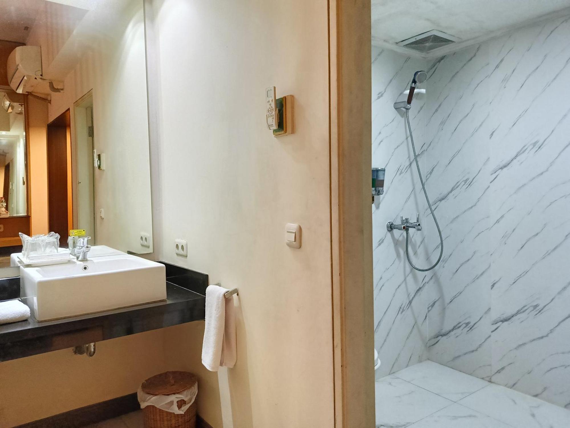 Lux Tychi Hotel Malang Exterior foto