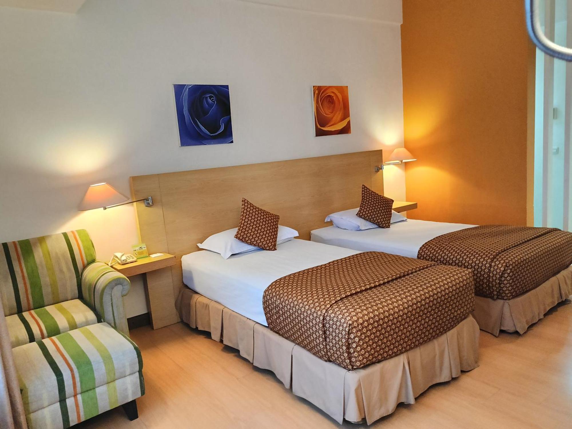 Lux Tychi Hotel Malang Exterior foto