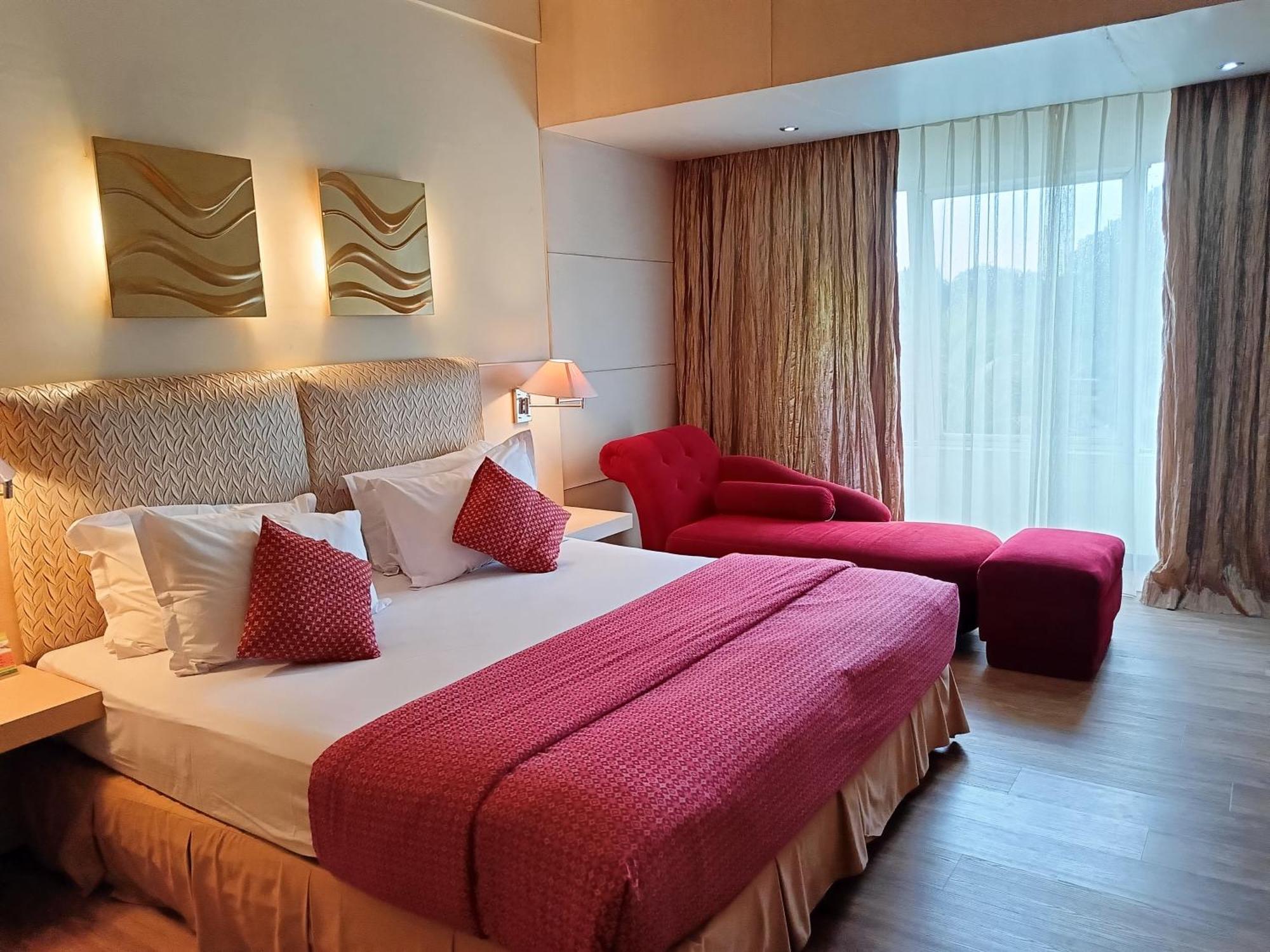Lux Tychi Hotel Malang Exterior foto