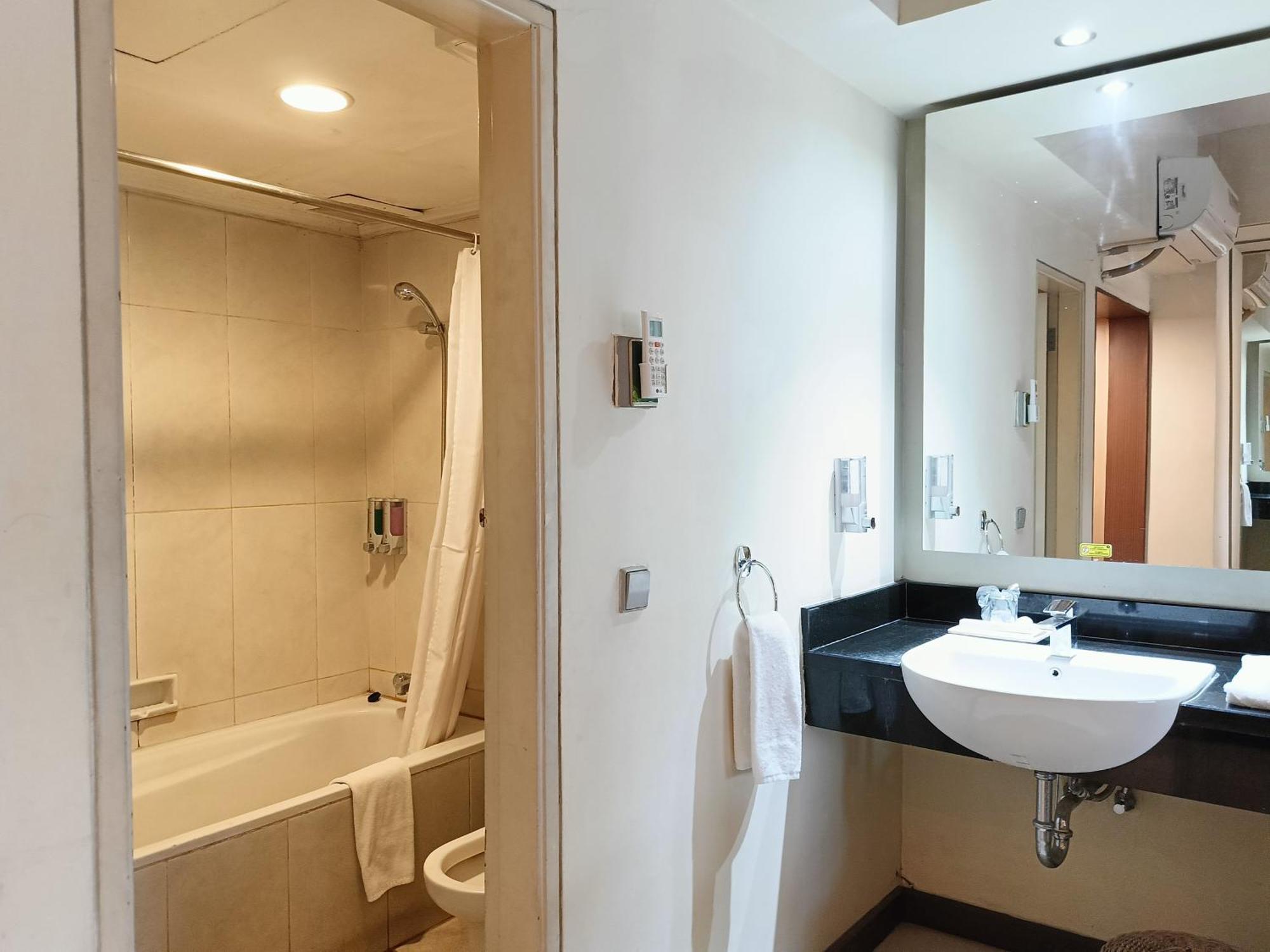 Lux Tychi Hotel Malang Exterior foto