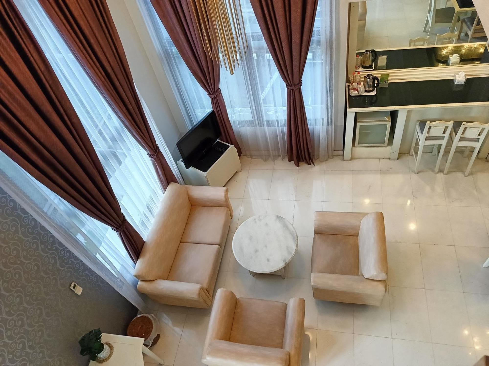 Lux Tychi Hotel Malang Exterior foto