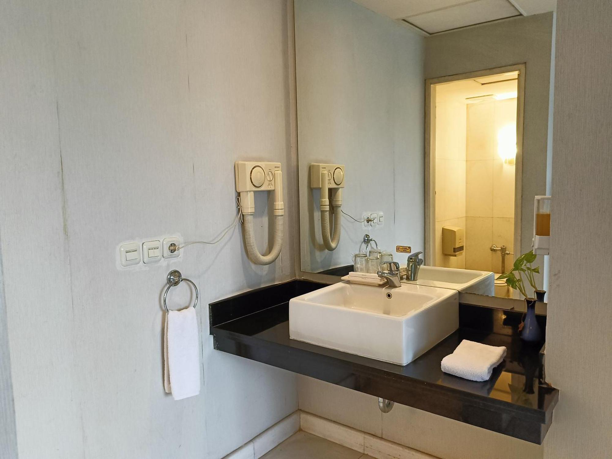Lux Tychi Hotel Malang Exterior foto