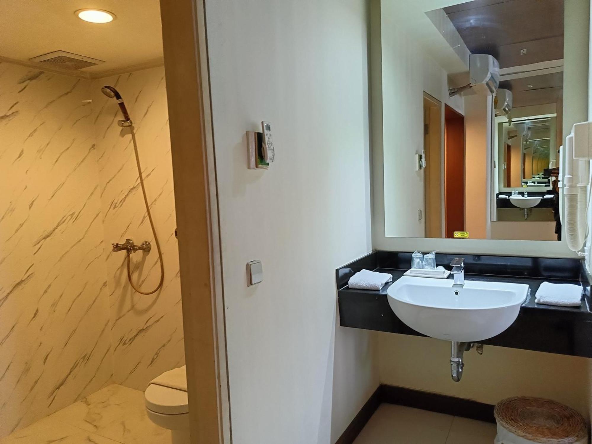 Lux Tychi Hotel Malang Exterior foto